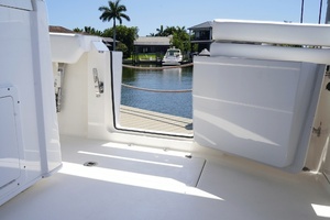 2023 Cobia 320CC thumbnail 23