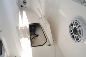 2023 Cobia 320CC thumbnail 41