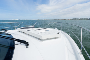 2018 Cruisers Yachts 50 CANTIUS thumbnail 32
