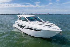 2018 Cruisers Yachts 50 CANTIUS thumbnail 18
