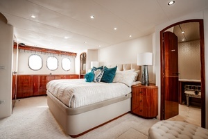 2012 Hatteras thumbnail 72