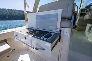 2019 Boston Whaler 345 Conquest thumbnail 11