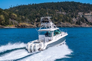 2019 Boston Whaler 345 Conquest thumbnail 3