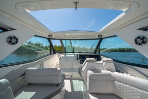 2021 Sea Ray 320 Sundancer thumbnail 18