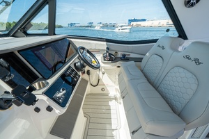 2021 Sea Ray 320 Sundancer thumbnail 22
