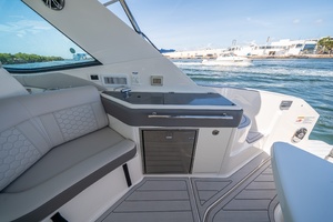 2021 Sea Ray 320 Sundancer thumbnail 12