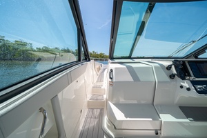 2021 Sea Ray 320 Sundancer thumbnail 26