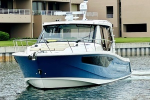 2023 Boston Whaler 405 Conquest thumbnail 3