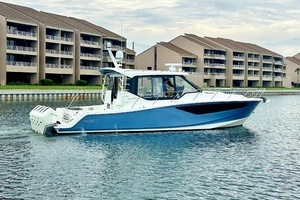 2023 Boston Whaler 405 Conquest thumbnail 1