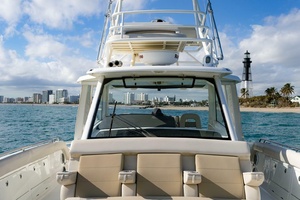 2017 Boston Whaler thumbnail 13