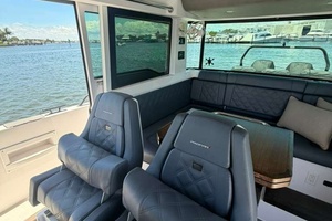 2021 Axopar 37 XC Cross Cabin Brabus thumbnail 29