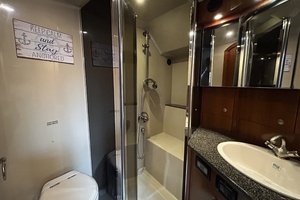 2006 Cruisers Yachts 520 Express thumbnail 27