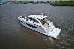 2023 Cruisers Yachts 50 CANTIUS thumbnail 3