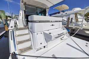 2023 Cruisers Yachts 50 CANTIUS thumbnail 23