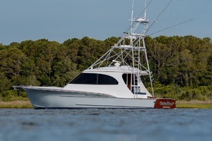 Robin Hood 2015 Jarrett Bay Hardtop Express Yacht For Sale in Carolina Beach NC