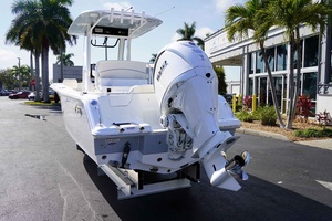 2026 Sea Hunt Ultra 245SE thumbnail 2