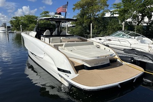 44FT (13.46M) SOLARIS Worth Avenue Yachts