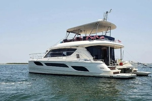 48FT (14.71M) AQUILA Worth Avenue Yachts