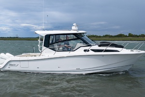 32ft Boston Whaler Yacht For Sale