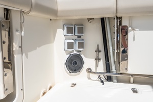 32ft Boston Whaler Yacht For Sale