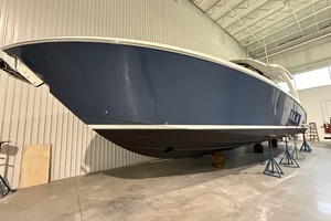 2023 Tiara Yachts 48 LS thumbnail 2
