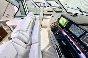 2023 Tiara Yachts 48 LS thumbnail 6