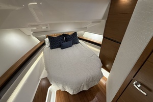 2023 Tiara Yachts 48 LS thumbnail 18
