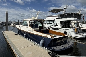 2009 Hinckley Picnic Boat 37 MKIII thumbnail 1