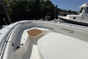 2016 Boston Whaler thumbnail 17