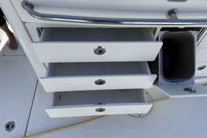 2016 Boston Whaler thumbnail 10