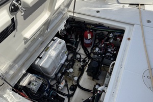 2016 Boston Whaler thumbnail 8