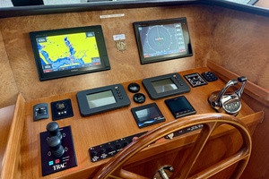 Alaskan 70 OHANA - Interior Helm
