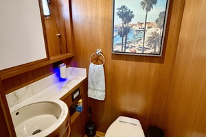 Alaskan 70 OHANA - Master Stateroom Ensuite Head