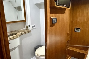 Alaskan 70 OHANA - Crew Quarters Head