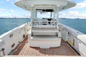 38ft Boston Whaler Yacht For Sale