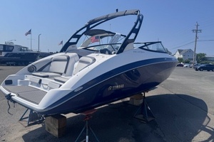 Photo 6565258 for 2017 Yamaha Boats 242 Limited S  