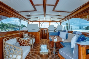 Pilothouse Salon Forward