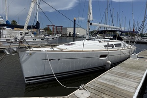Bonkers 36ft Jeanneau Yacht For Sale