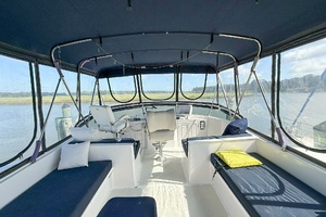 DeFever 49 Flybridge forward 