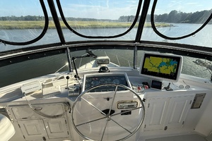 DeFever 49 Flybridge helm 