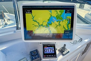 DeFever 49 FB helm Garmin MFD 