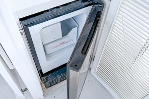 DeFever 49 Sundeck icemaker 