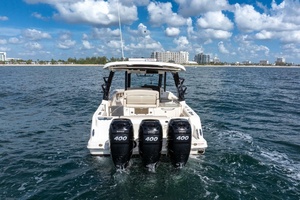 35FT (10M) BOSTON WHALER Worth Avenue Yachts