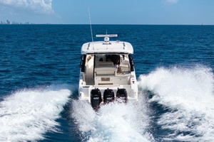 35FT (10M) BOSTON WHALER