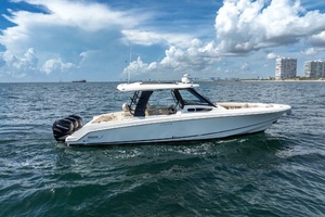 35FT (10M) BOSTON WHALER yacht for sale