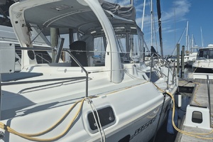 Paws  amp  Chill 42ft Hunter Yacht For Sale