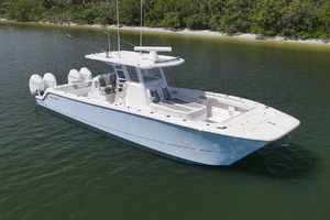 35FT (10.92M) INVINCIBLE Worth Avenue Yachts
