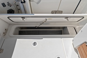 Port cockpit sole built-in storage