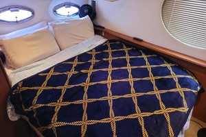 Midnight Blue 35ft Silverton Yacht For Sale