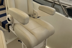 37Upper Helm Seat2
